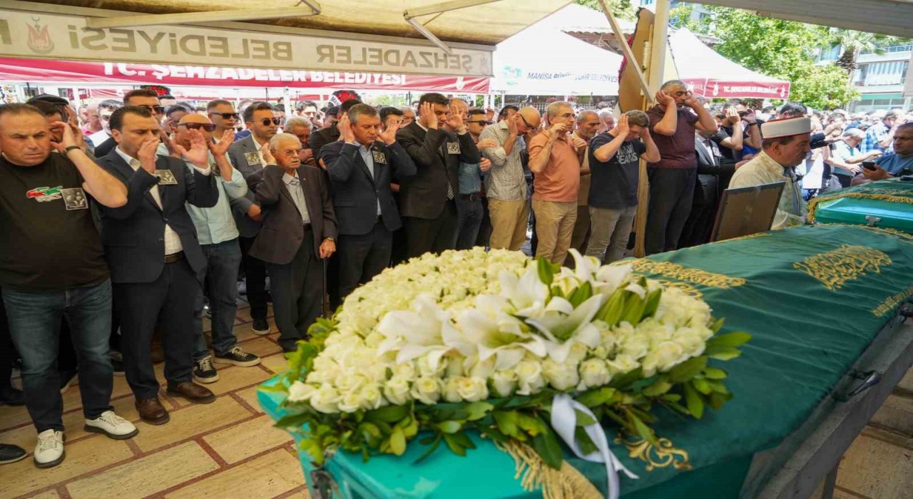 CHP lideri Özel Manisada cenaze törenine katıldı
