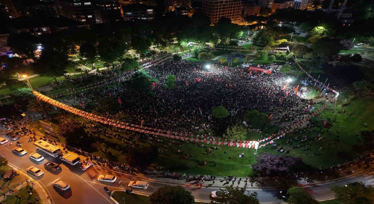 CHPnin Pendik mitinginde beklenen kalabalık oluşmadı, alan boş kaldı