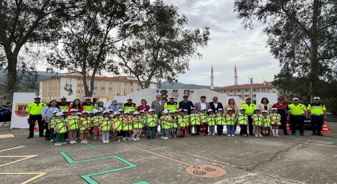 Çinede Anaokulu öğrencilerine trafik eğitimi verildi
