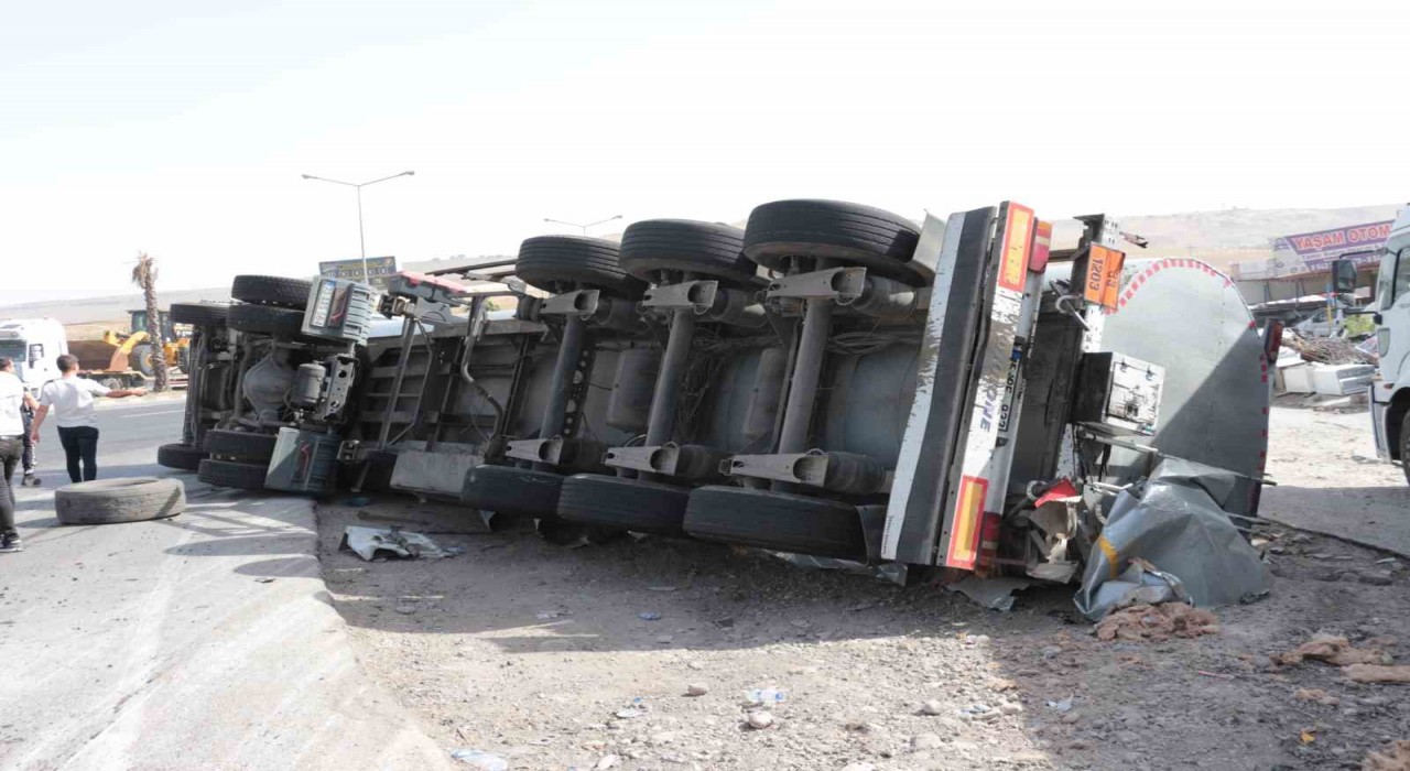 Cizrede ham madde yüklü tır devrildi: 1 yaralı