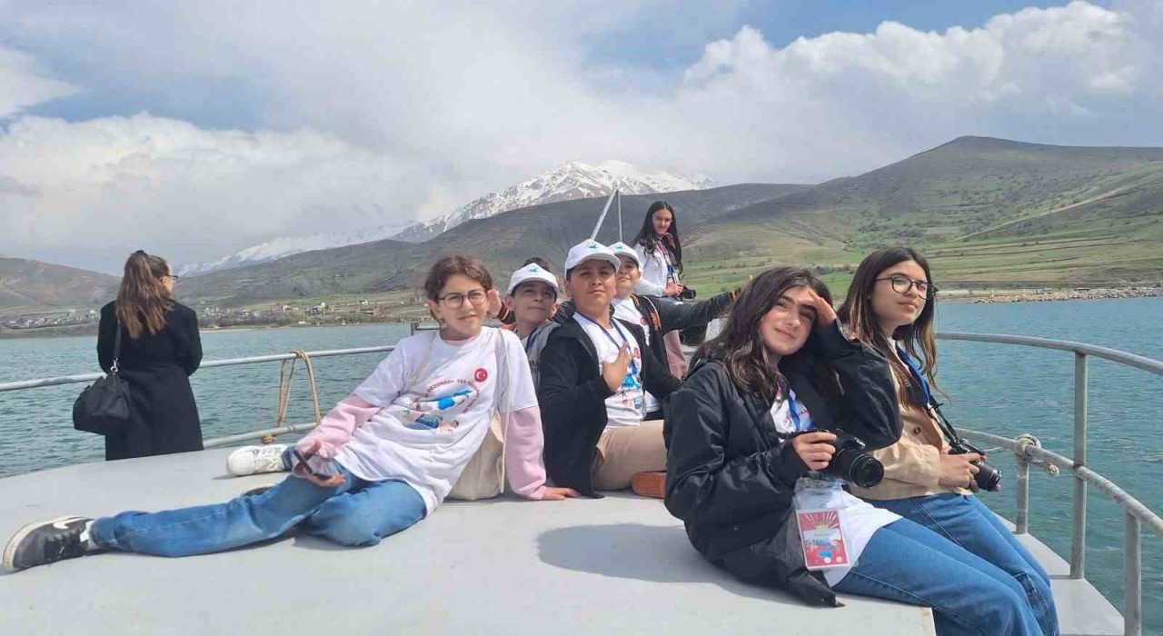 Çocuklar Vanı fotoğraflıyor