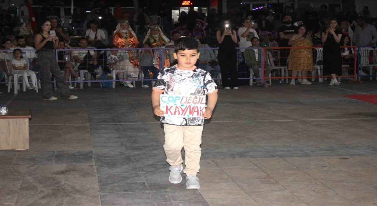 Çocukların geri dönüşüm defilesi beğeni topladı