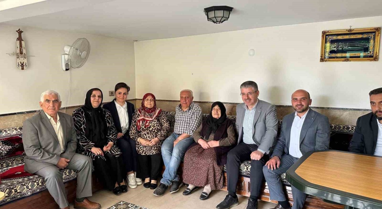 Çopuroğlundan, en yaşlı AK Parti üyesine Anneler Günü sürprizi