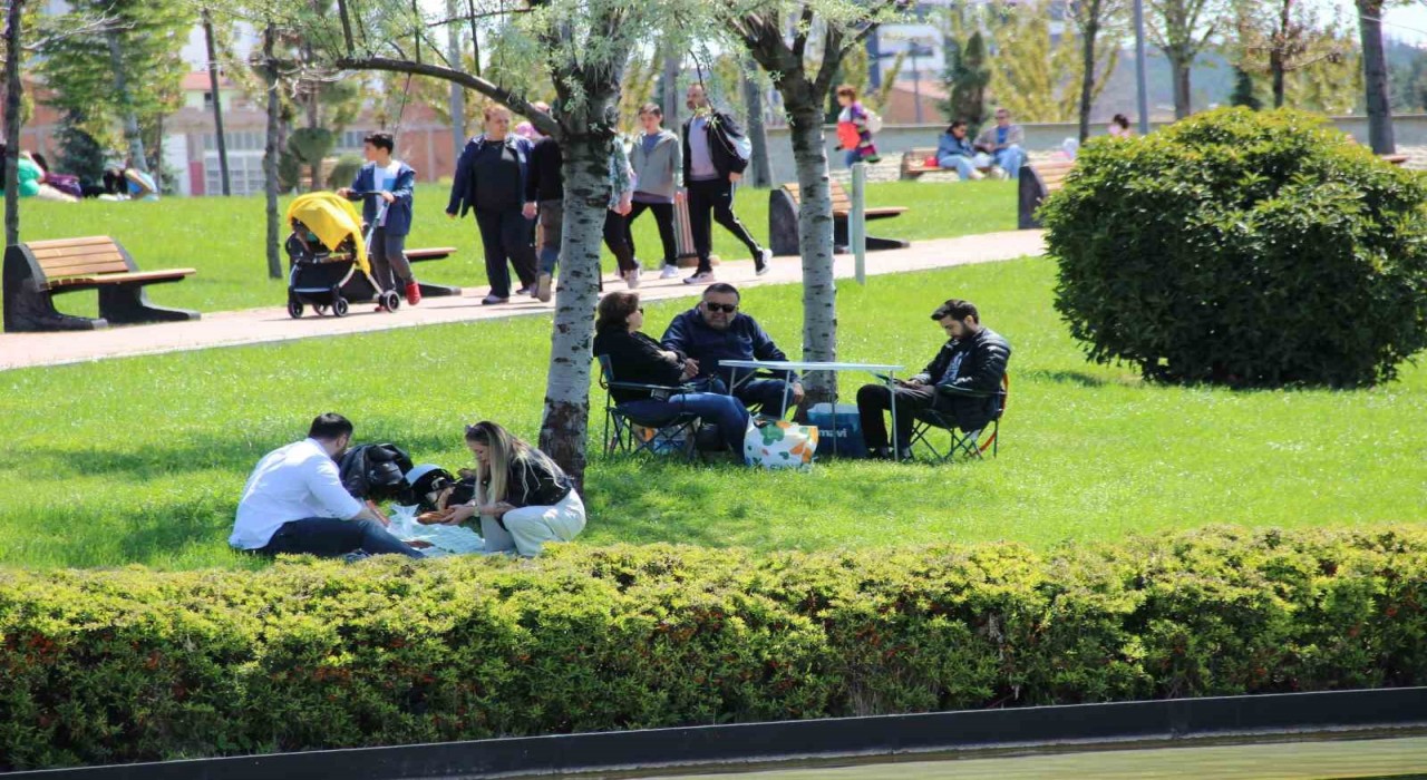 Çorumda havanın ısınması ile vatandaşlar Millet Bahçesine akın etti