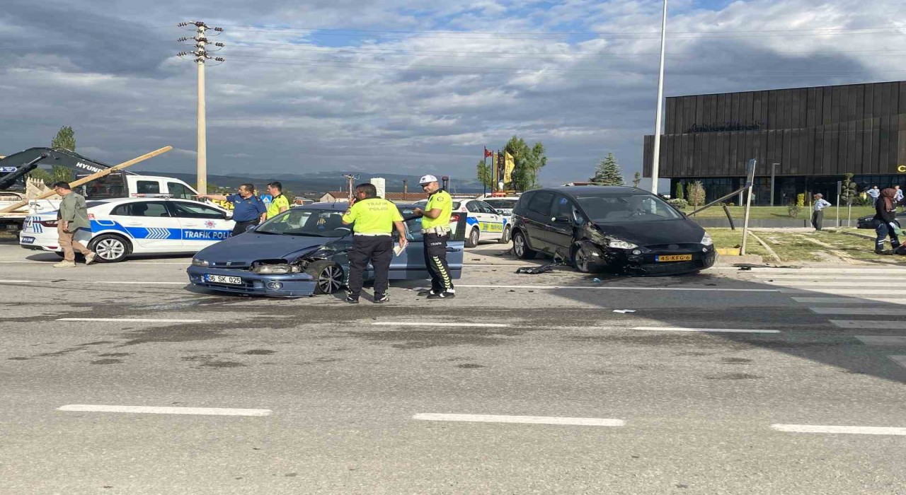 Çorumda iki otomobil çarpıştı: 3 yaralı