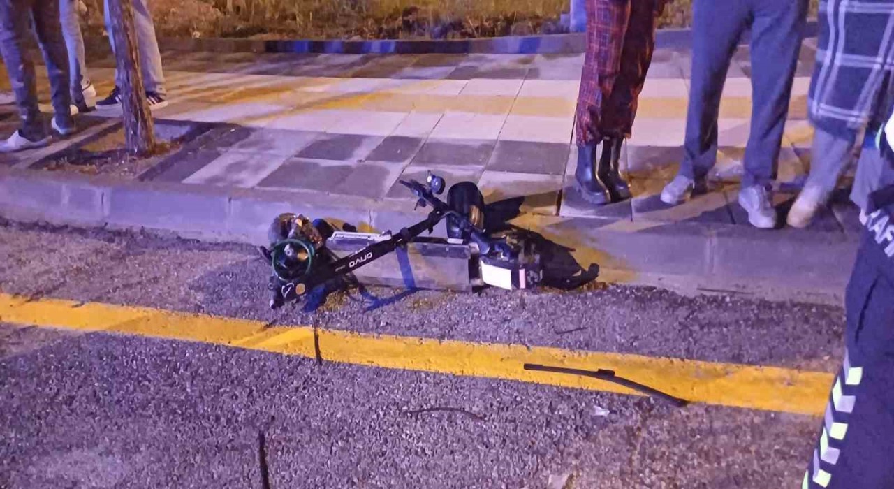 Çorumda otomobil ile elektrikli scooter çarpıştı: 1 yaralı