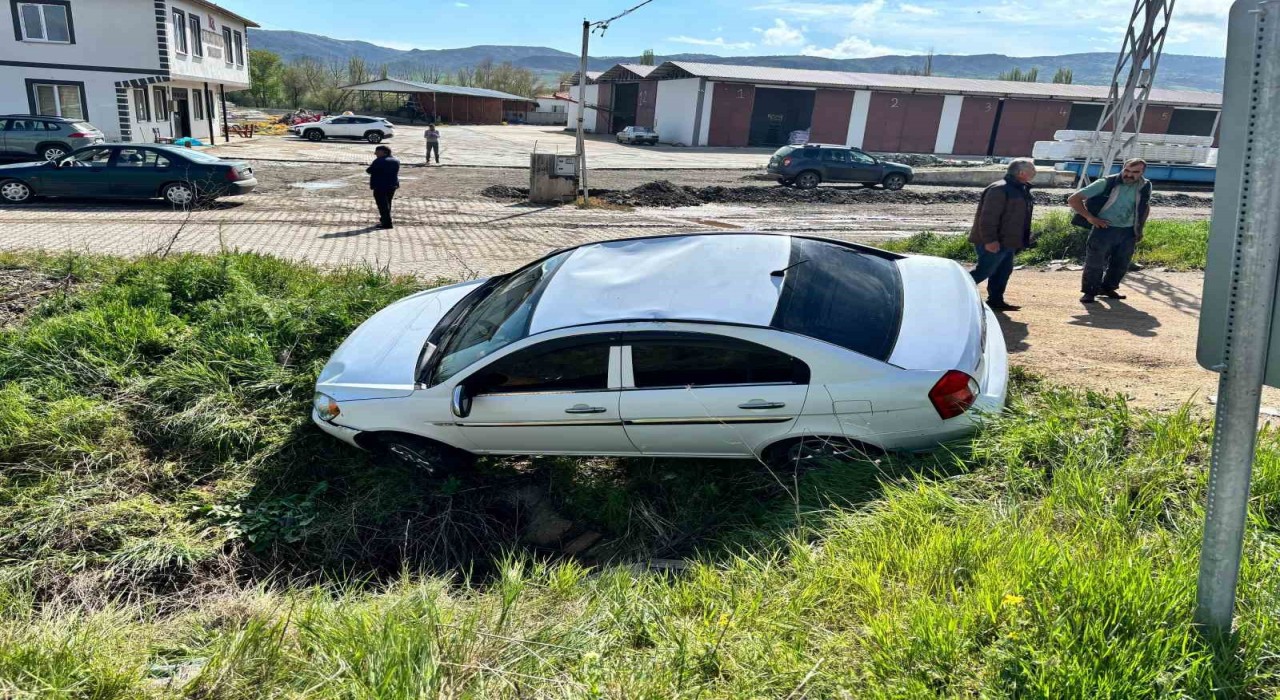 Çorumda otomobil menfeze düştü: 1 yaralı