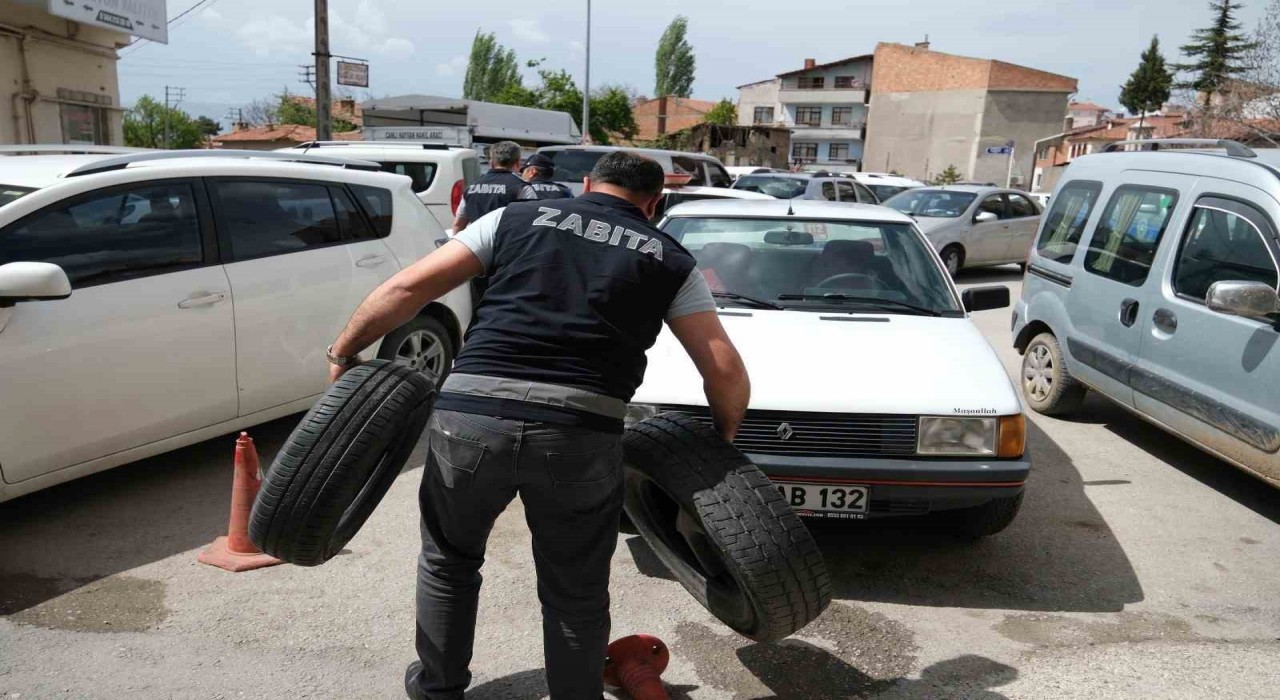 Çorumda otopark etrafındaki araç park engellerine müdahale