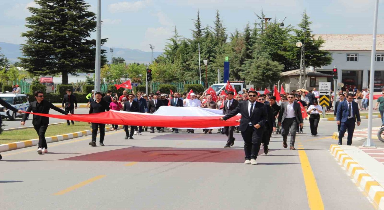 Çorumda yüzlerce üniversite öğrencisinden şehitlere vefa yürüyüşü