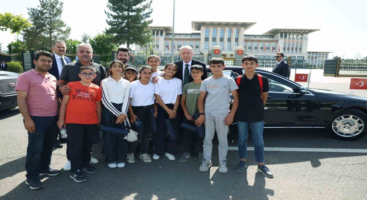 Cumhurbaşkanı Erdoğan, Adıyamanlı çocuklarla 15 Temmuz Şehitler Anıtında buluştu