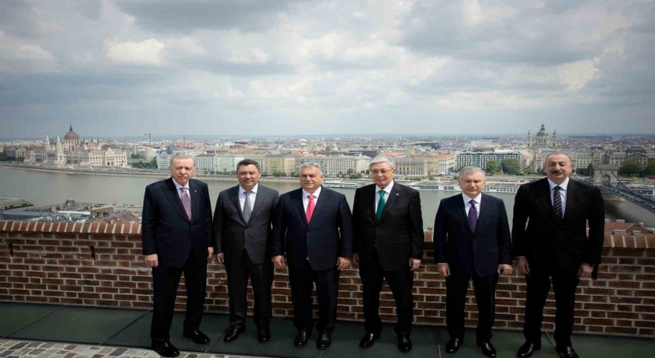 Cumhurbaşkanı Erdoğan, TDT liderleriyle Budapeşte manzarasında hatıra fotoğrafı çektirdi