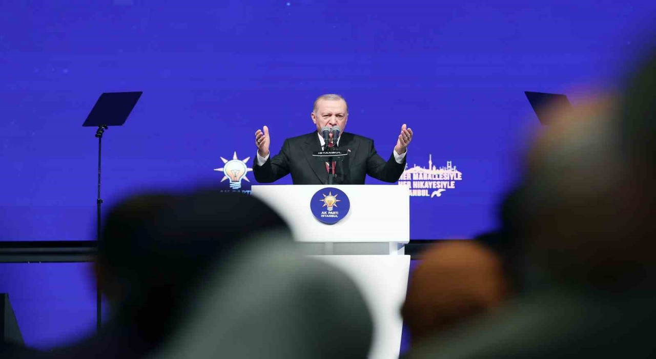 Cumhurbaşkanı Erdoğandan Özgür Özele tepki: Suç örgütünün posta güvercini gibi hareket ediyor