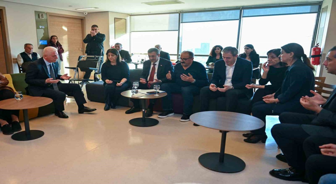 Cumhurbaşkanı Yardımcısı Yılmaz, Sırrı Süreyya Önderin ailesine taziye ziyaretinde bulundu