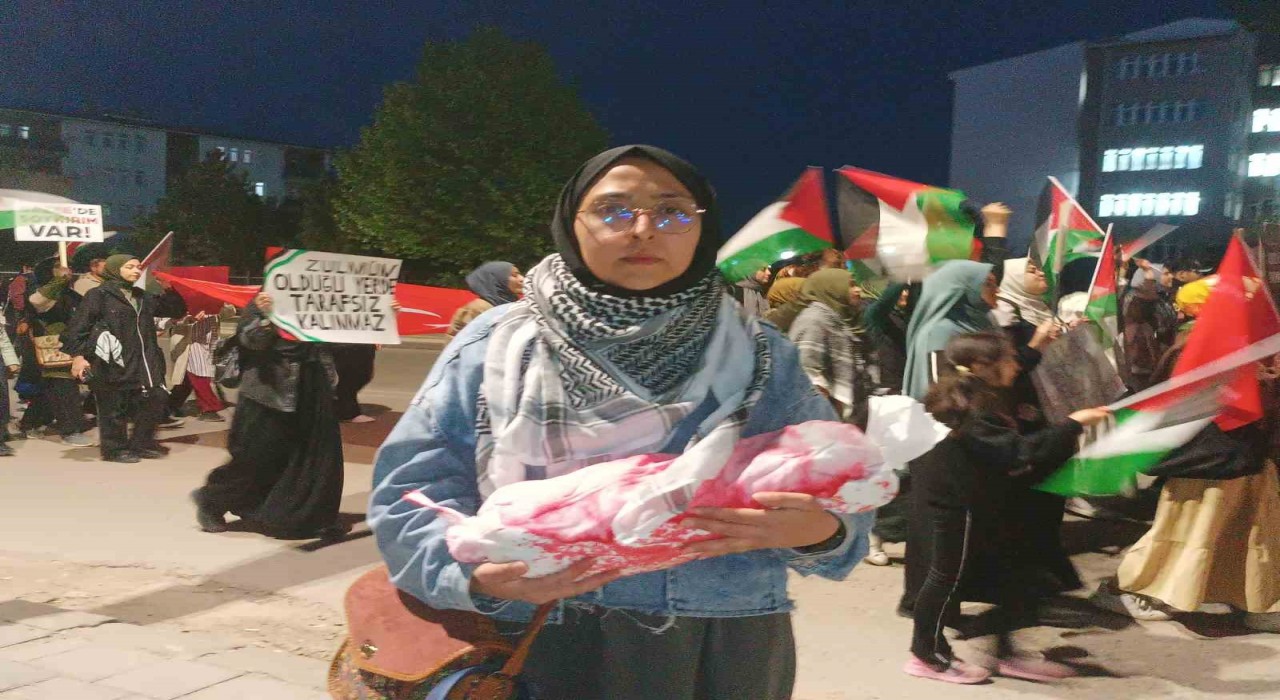 Cumhuriyet Üniversitesi öğrencileri kanlı bebek maketleriyle İsraili protesto etti