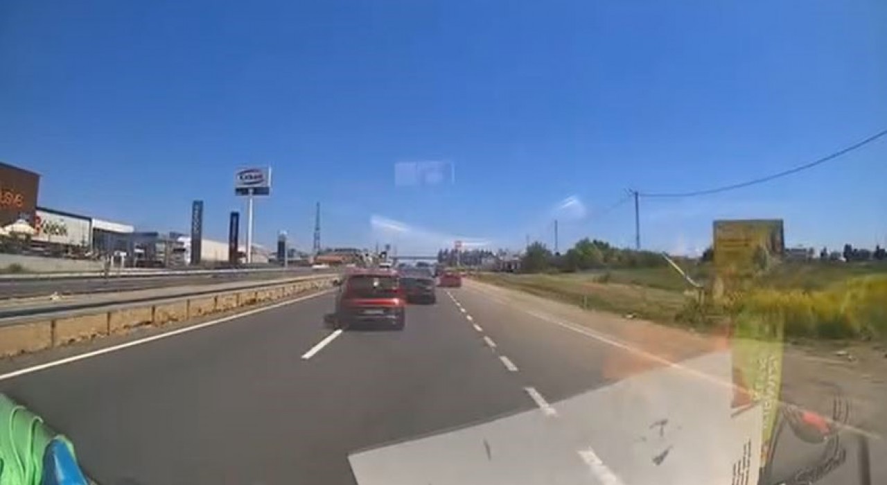 D-100 Karayolunda makas atarak ilerledi, trafiği tehlikeye düşürdü