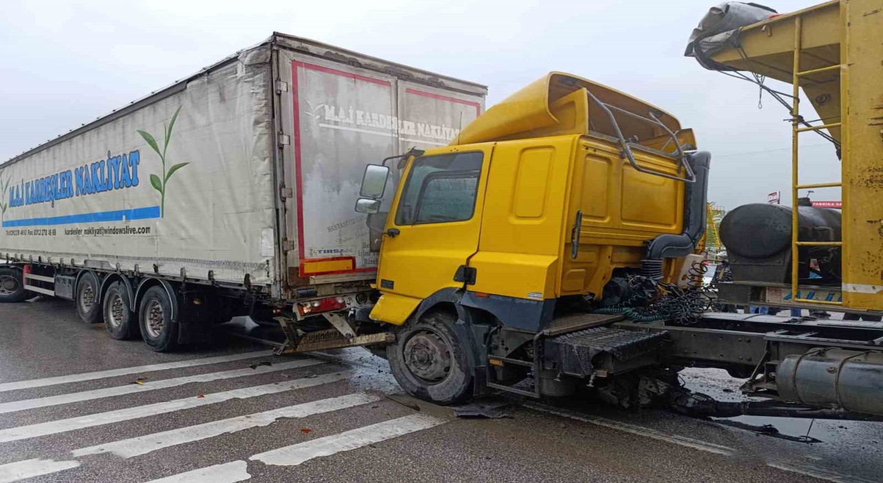 D-100de 2 tır ve 2 otomobilin karıştığı zincirleme kaza: 1 yaralı