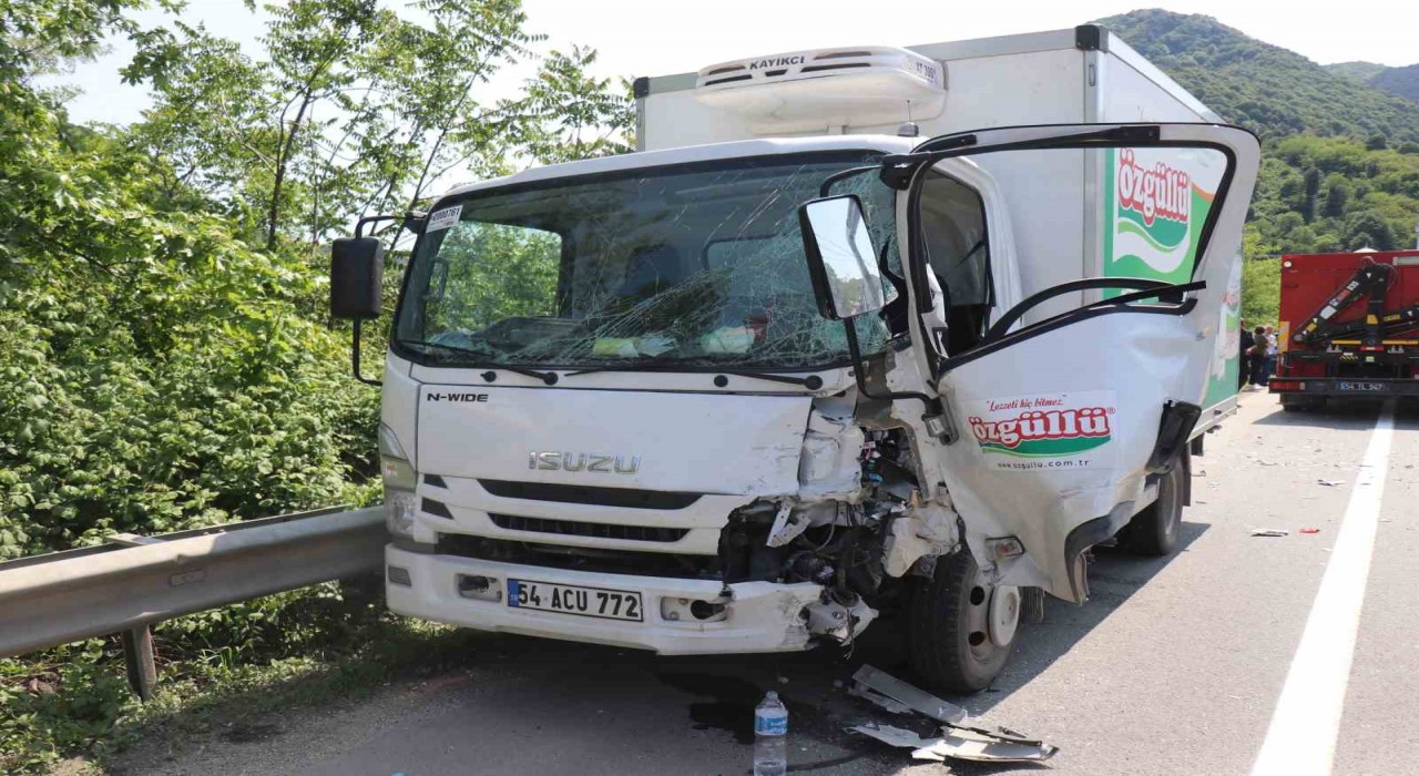 D-650de kamyonet, SUV tarzı araca arkadan çarptı: Trafik durma noktasına geldi