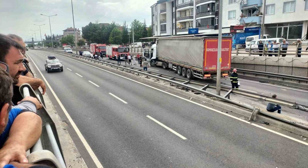 D-650de tır ve kamyonet çarpıştı: Alt geçitteki kazayı film izler gibi izledi