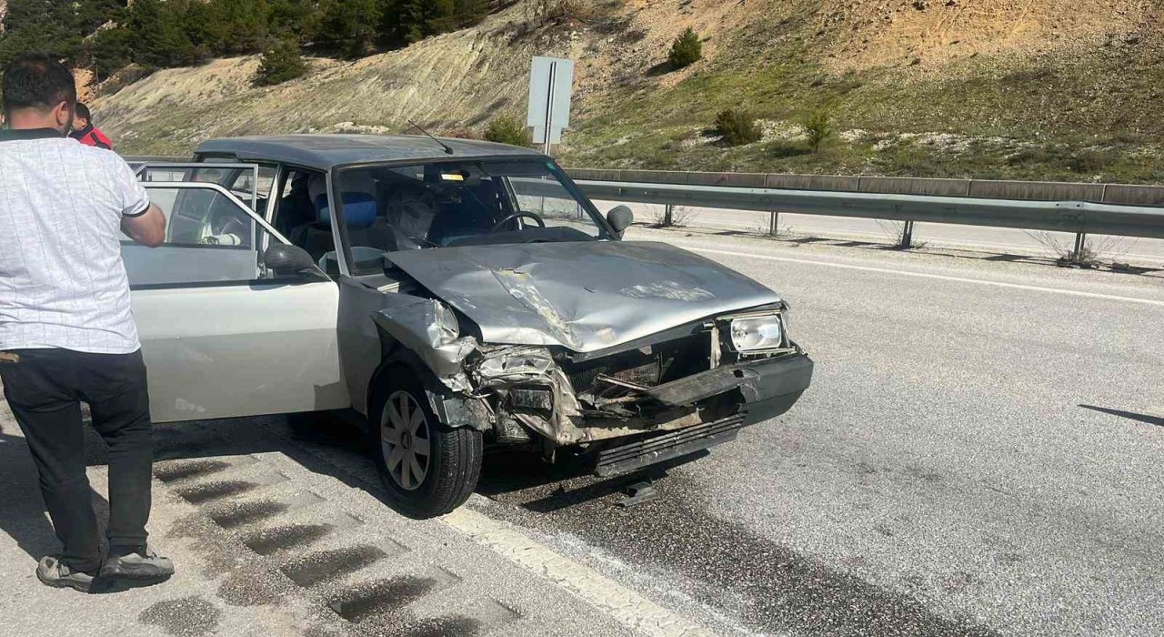D100de otomobil kamyona çarptı: 2 yaralı