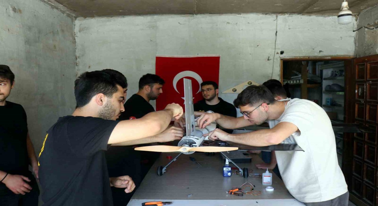 Daha önce böylesini görmediniz: Düğün konvoyunun önünü İnsansız Hava Aracı ile kestiler