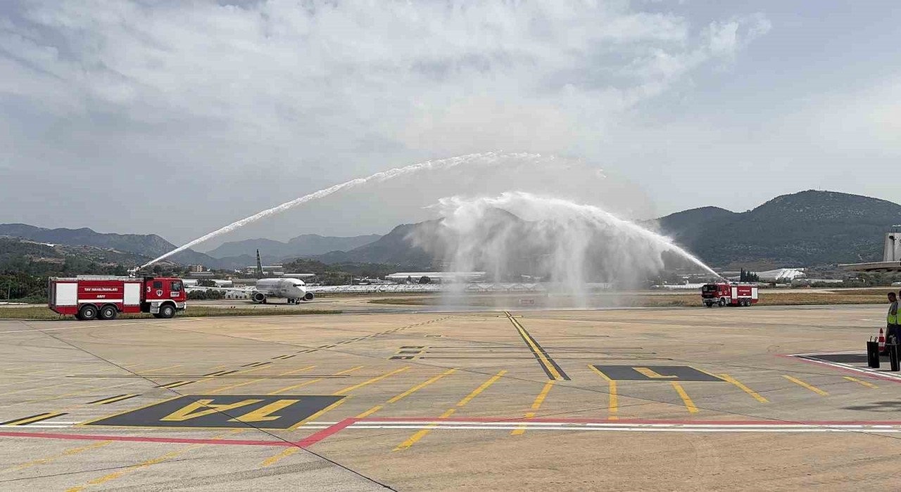Danimarkadan havalanan uçak; Gazipaşada su takı seremonisiyle karşılandı