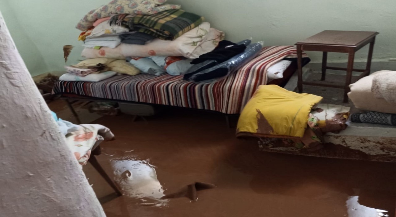 Darendede sağanak ve dolu su baskınlarına neden oldu