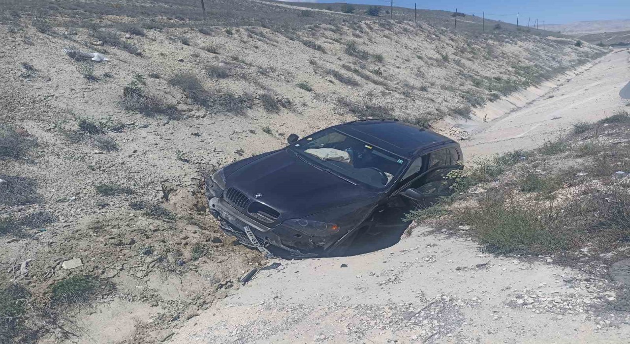 Darendede araç yol kenarına devrildi: 1 yaralı