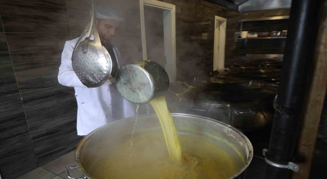 Darıcada her gün yüzlerce eve sıcak yemek ulaştırılıyor
