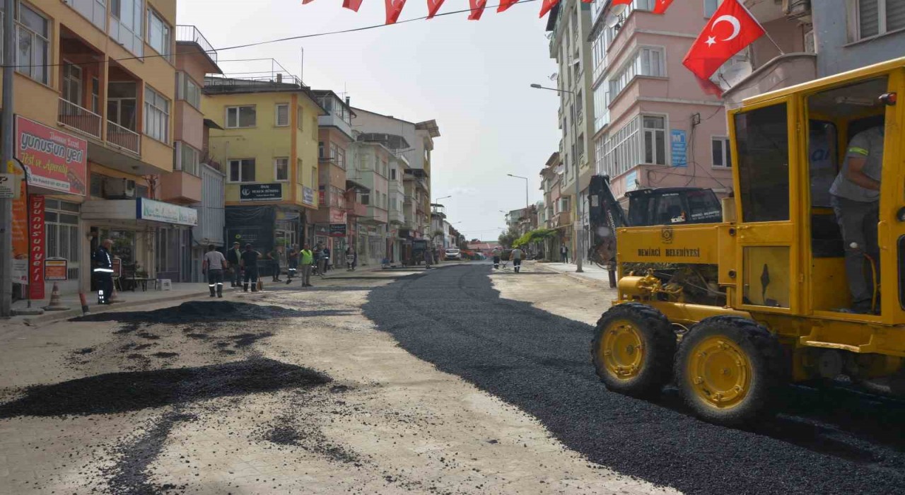 Demircide ana arterlere sıcak asfalt yapılıyor