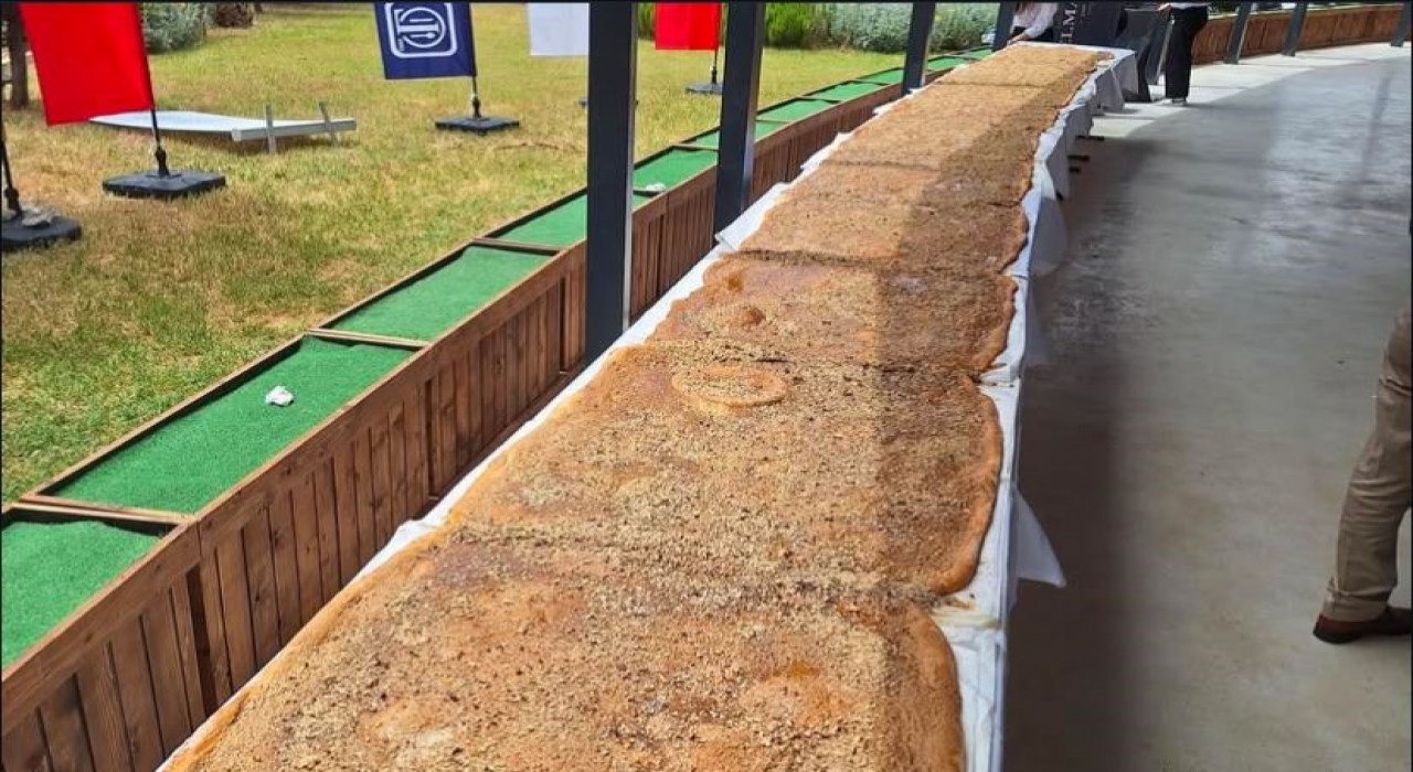 Denizlide 12 metre 30 santimetreyle dünyanın en büyük ballı, cevizli tahinli pidesi yapıldı