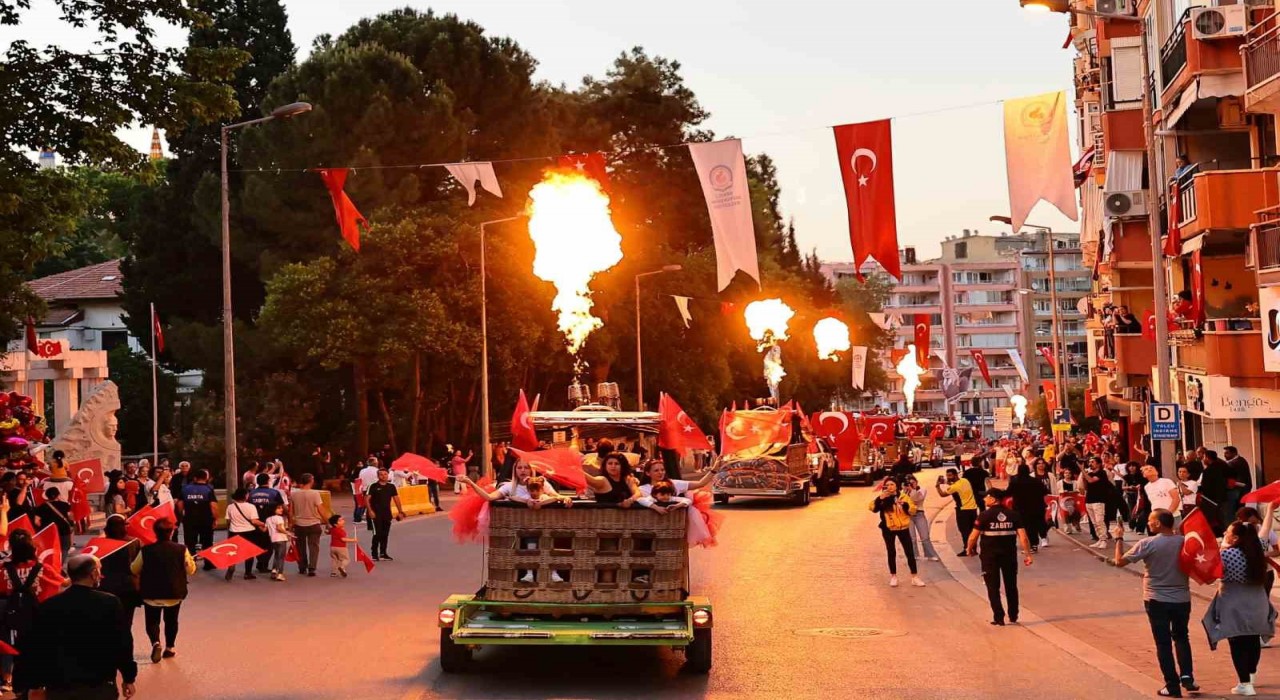 Denizlide 19 Mayıs coşkusu fener alayıyla taçlandı