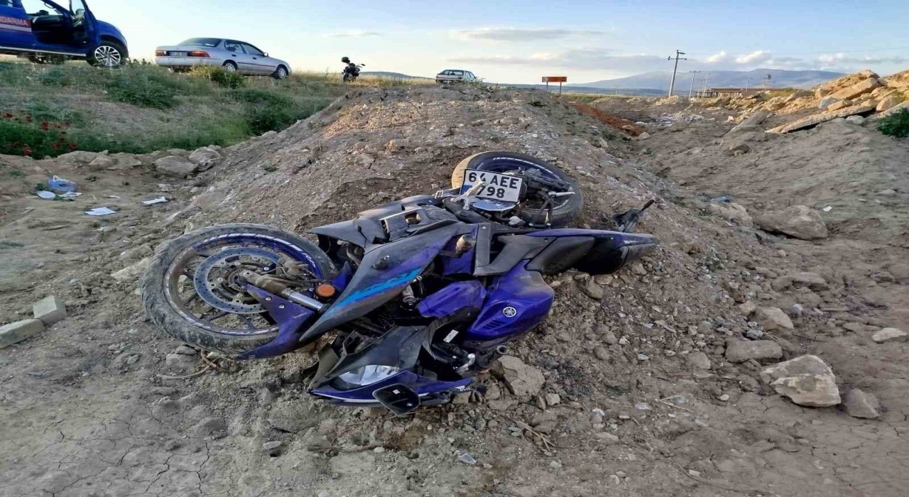 Denizlide motosiklet yol kenarına devrildi: 2 ölü