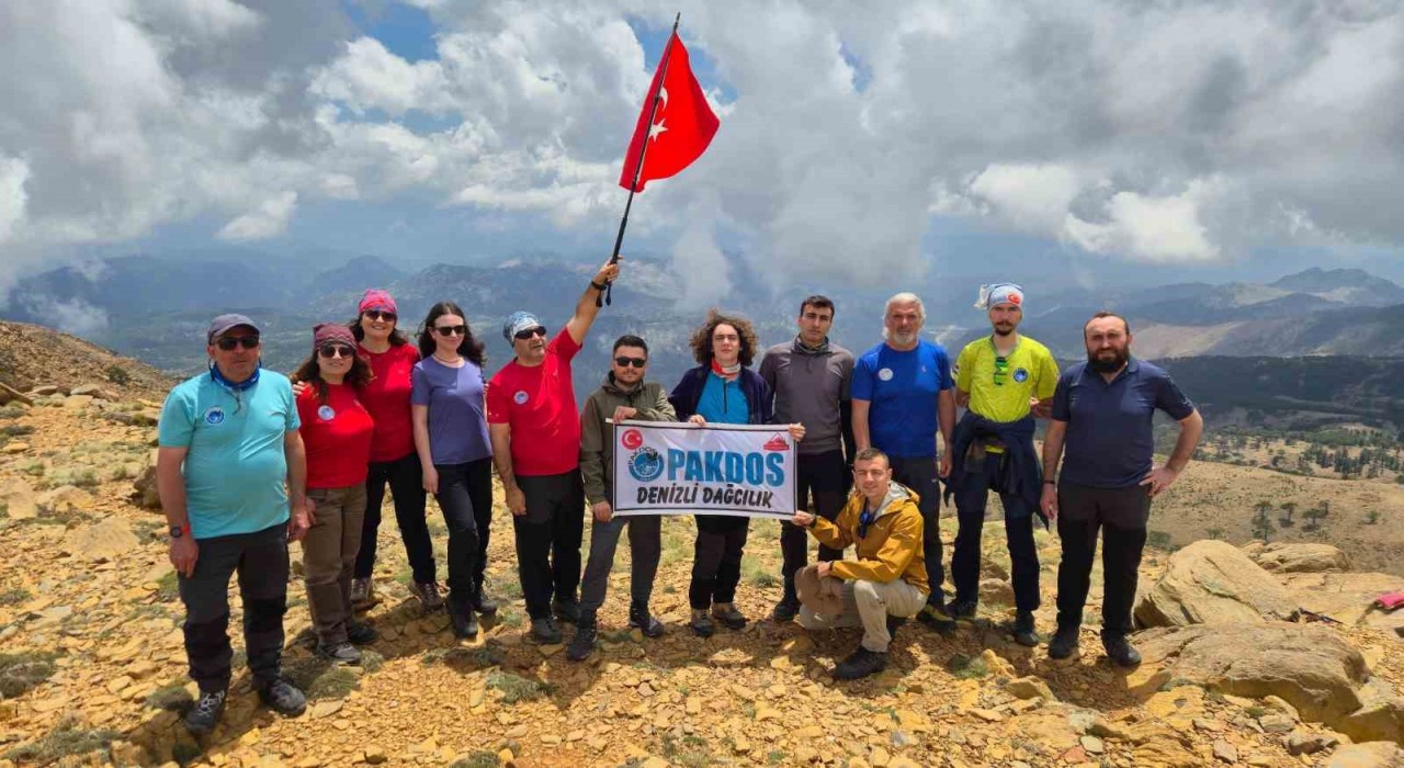 Denizlili Dağcılar 2 bin 295 metrede Türk bayrağını dalgalandırdı