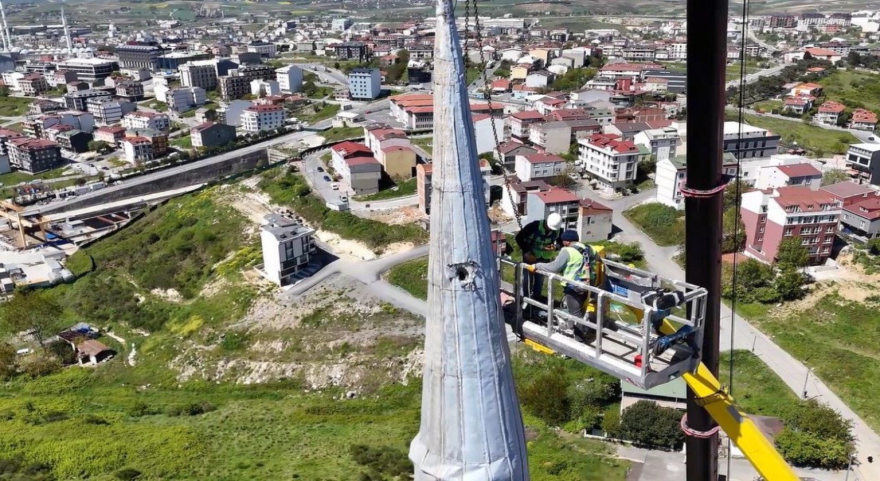 Depremde hasar gören Arnavutköy Sıddık Camiinin minaresi söküldü