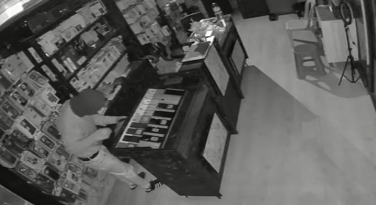 Depremzede esnafın konteyneri soyuldu: 10 dakikada 500 bin TLlik ürün gitti