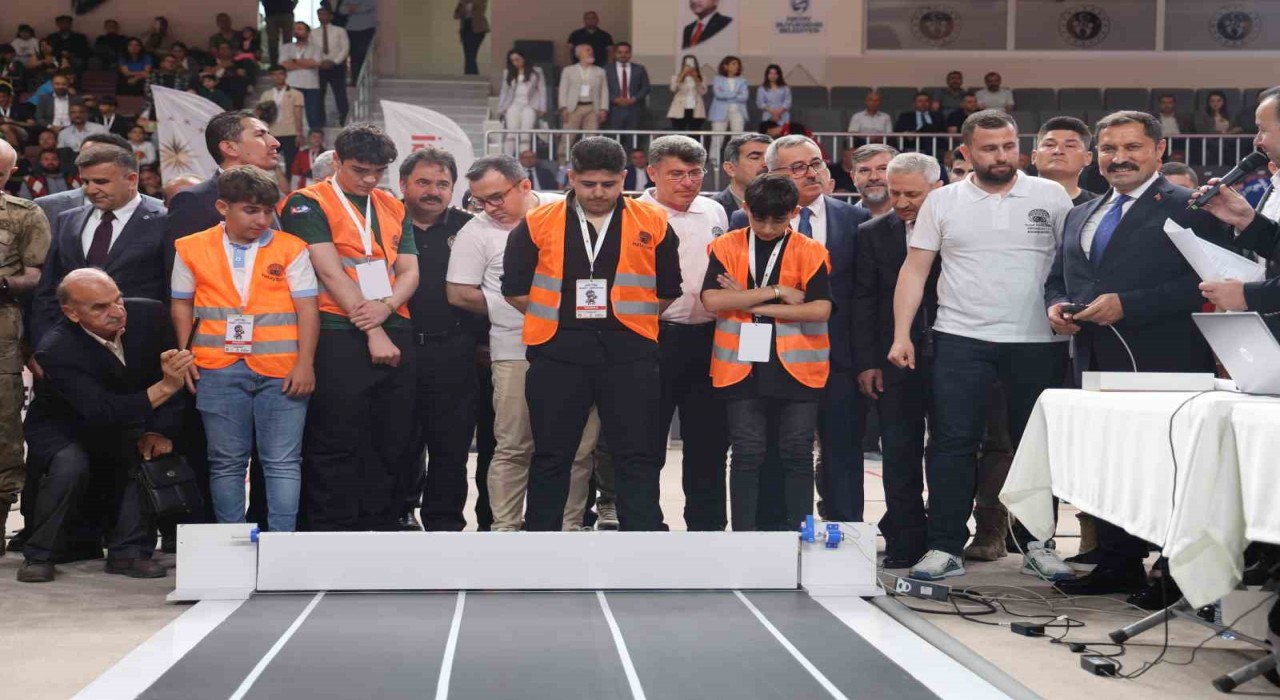Depremzede öğrenciler HATAYBOT robot yarışmasında yarıştı