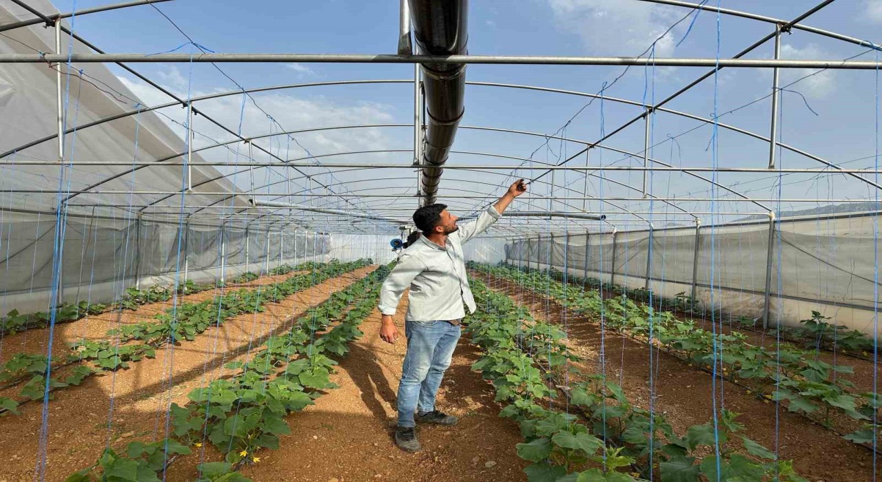 Derecikte şiddetli fırtına: Seralarda maddi hasar oluştu