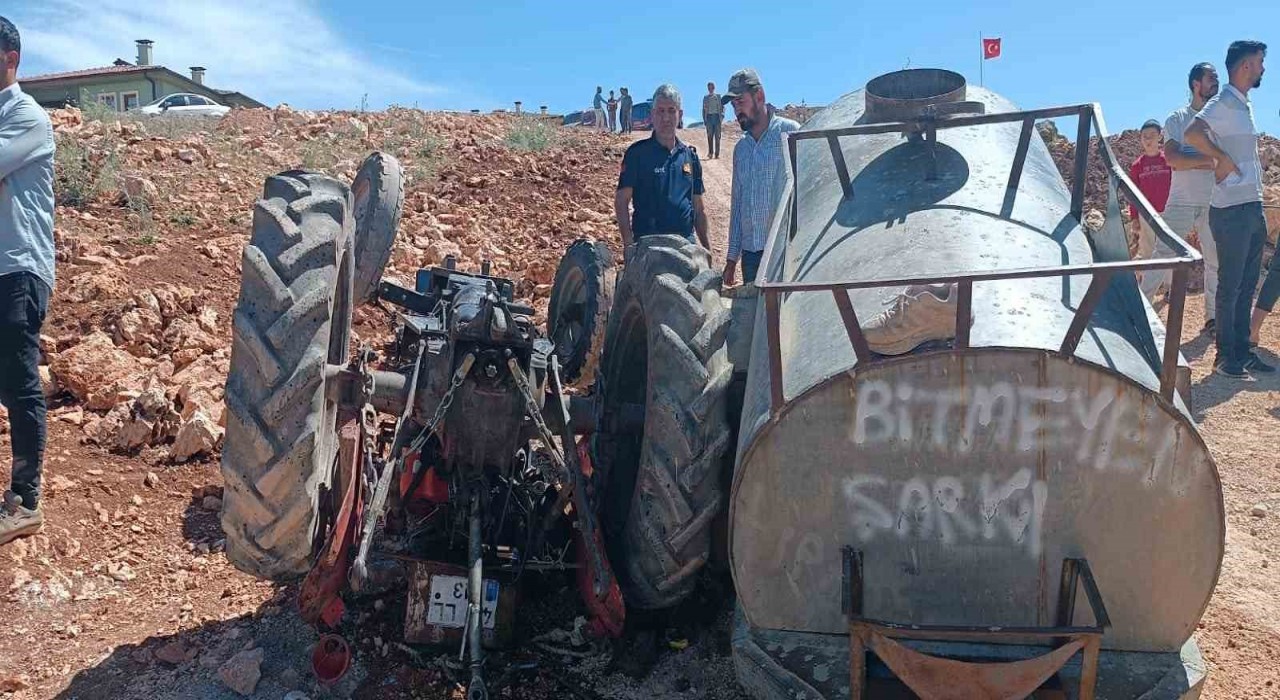 Devrilen traktörün altında kalarak ağır yaralandı