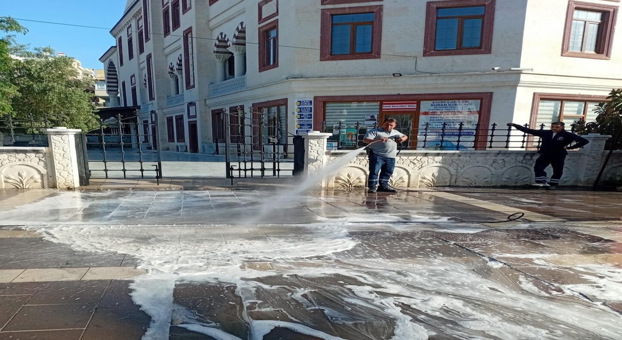 Didimde caddeler köpükle temizlendi