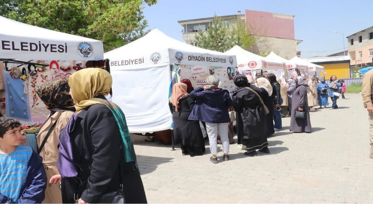 Diyadinde kursiyer kadınlar atık malzemeleri sanate dönüştürdü