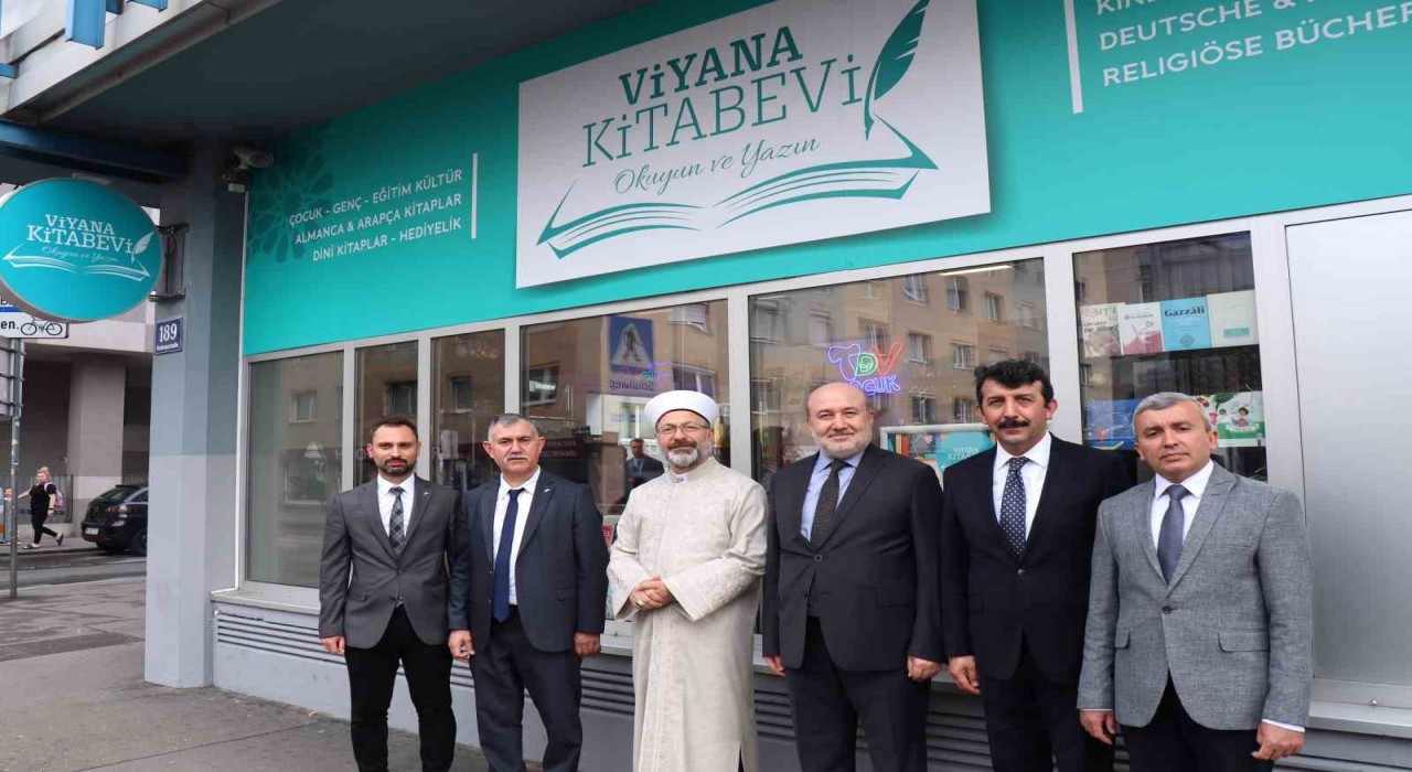 Diyanet İşleri Başkanı Erbaş, Viyanada ATİB Kitabevini ziyaret etti