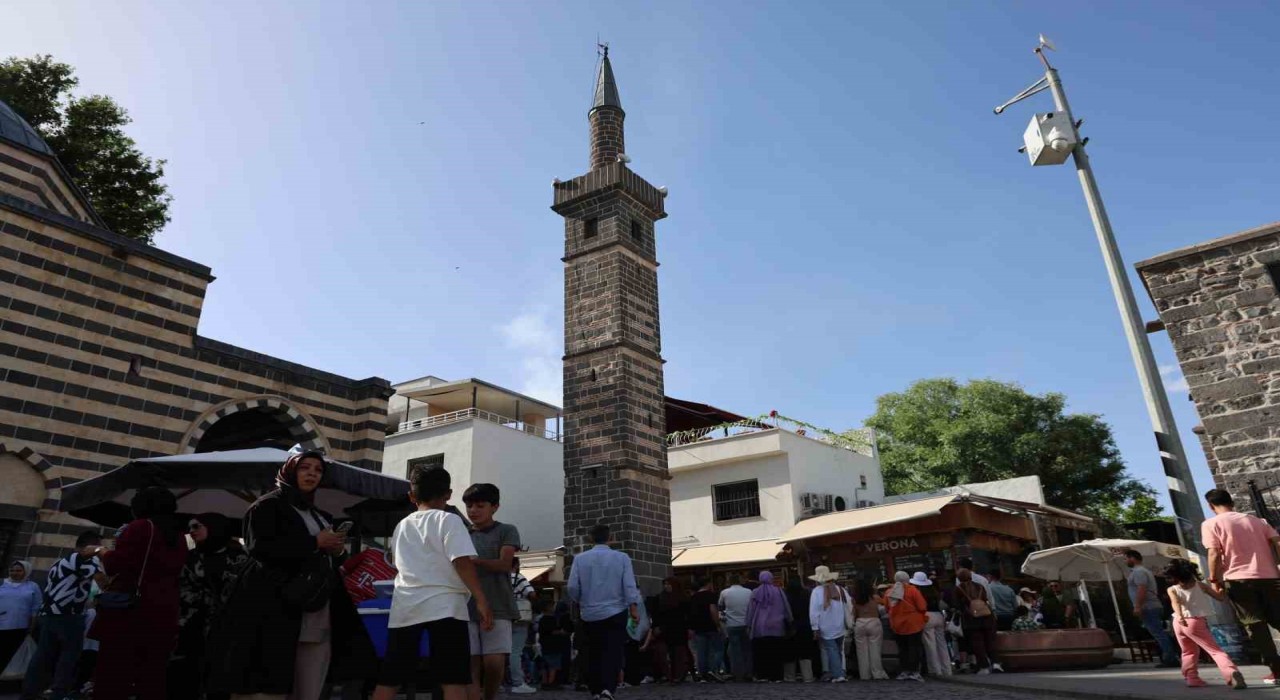 Diyarbakıra gelen ziyaretçiler 540 yıllık ‘Dört Ayaklı Minarenin etrafından 7 kez geçerek dilekte bulunuyor