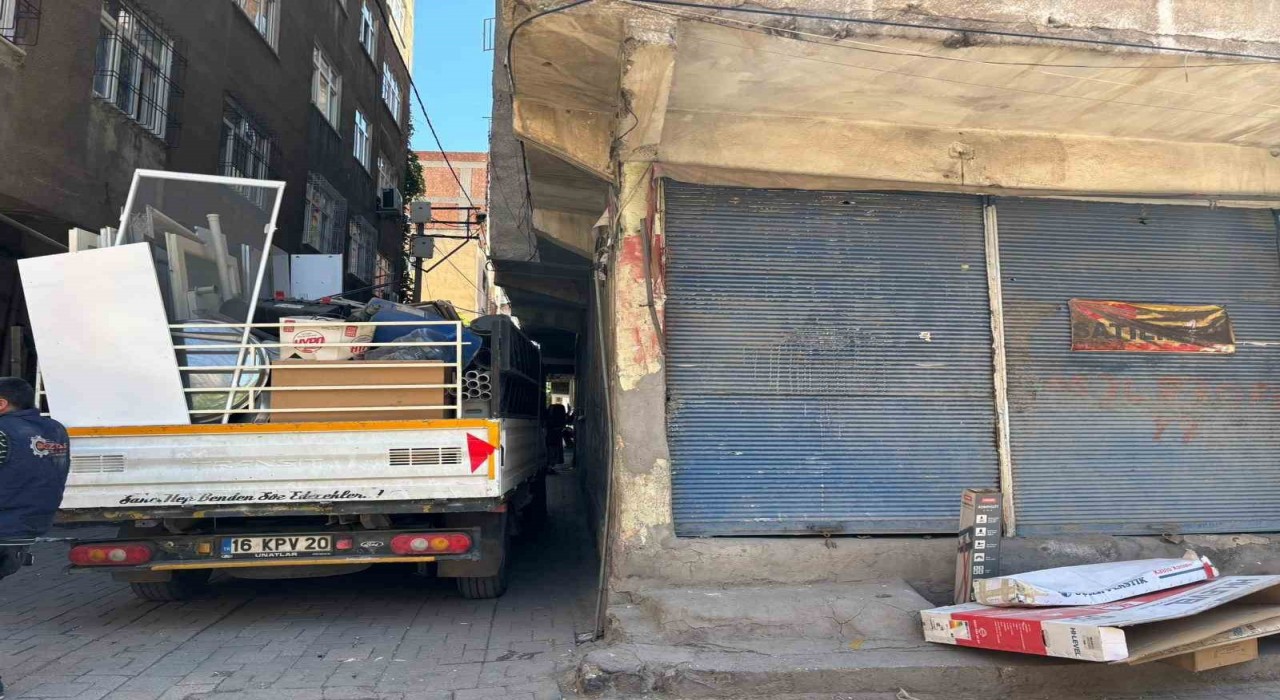 Diyarbakırda bir esnaf 2 yıldır kimliği belirsiz kişilerin silahlı saldırısına uğruyor