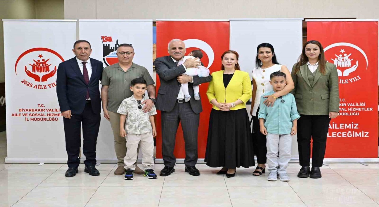 Diyarbakırda bir kız çocuğu imza töreniyle koruyucu ailesine teslim edildi