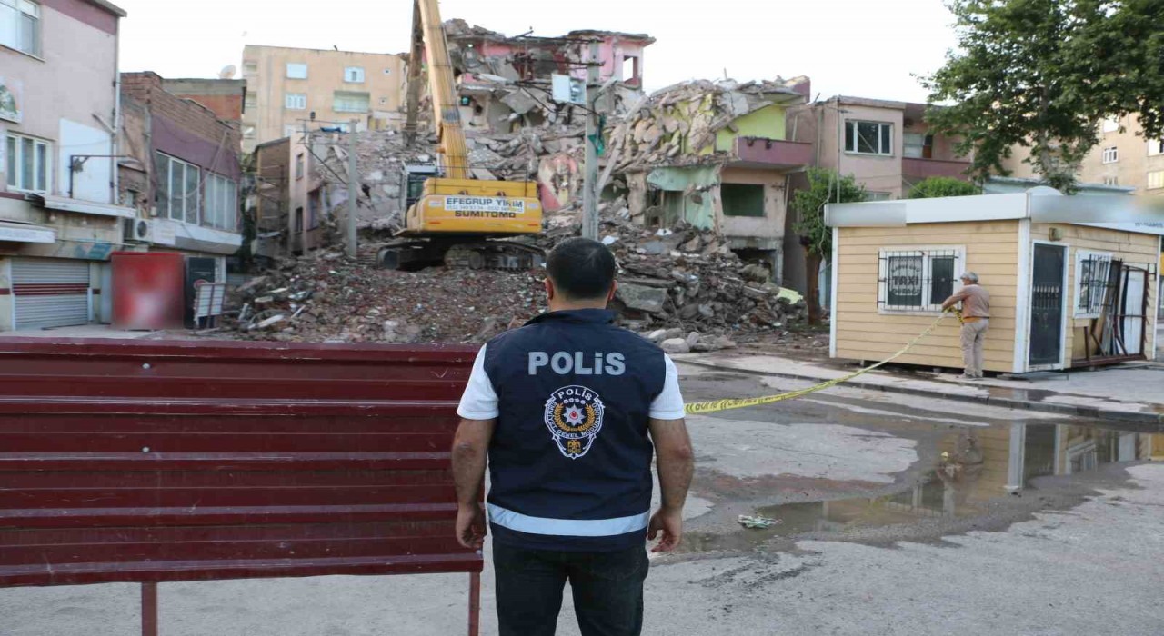 Diyarbakırda depremden hasar gören yapıların yıkımı devam ediyor