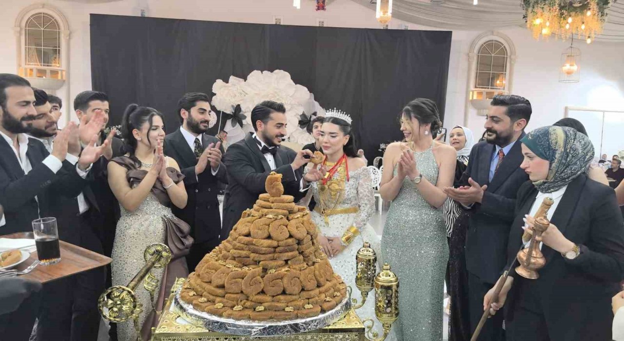 Diyarbakırda düğün pastası yerine 21 kattan oluşan tescilli burma kadayıf tercih edildi