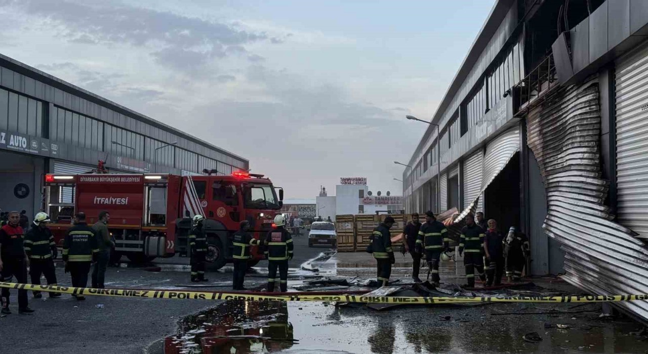 Diyarbakırda kepenk tamiri sırasında çıkan kıvılcımla 4 dükkan yandı