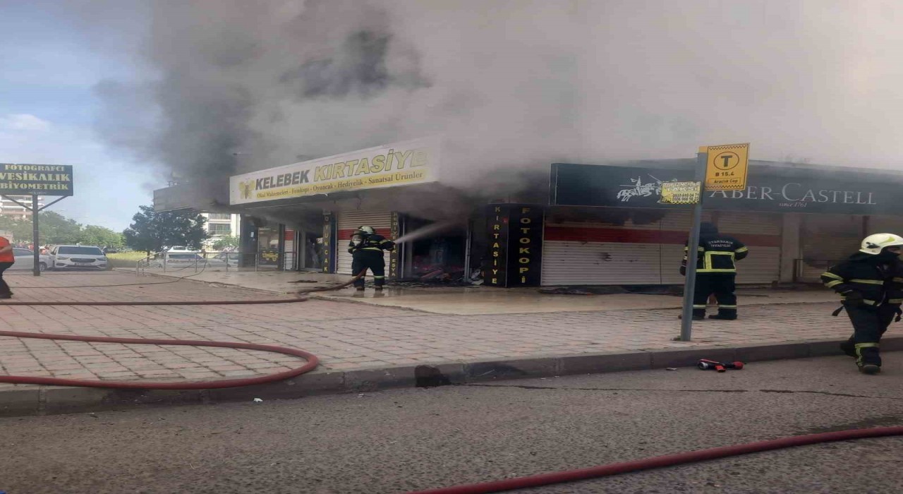 Diyarbakırda kırtasiye dükkanında yangın