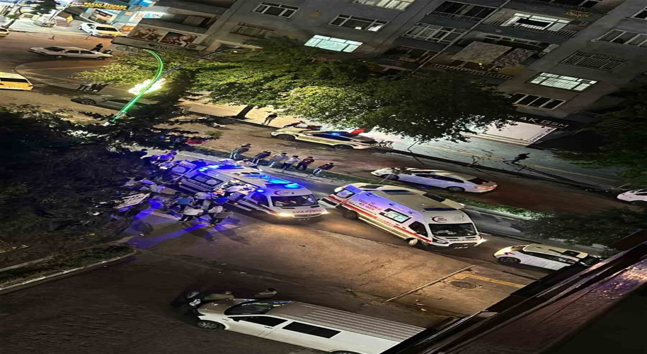 Diyarbakırda motorkurye yayalara çarptı: 3 yaralı