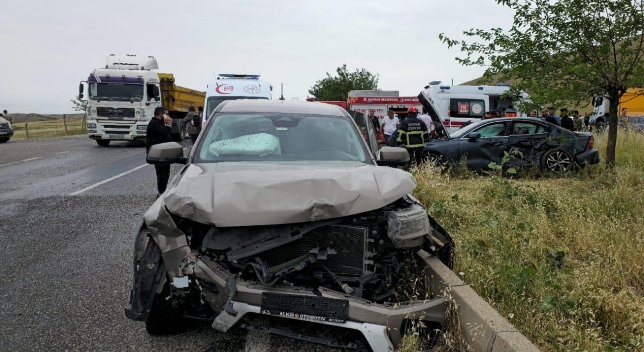 Diyarbakırda otomobil ile kamyonet çarpıştı: 1 ölü, 3 yaralı